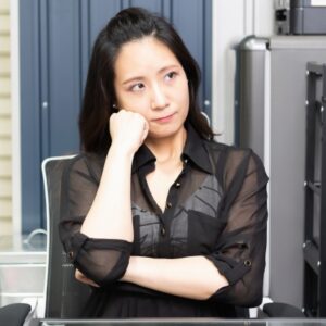 考え込む黒服の女性