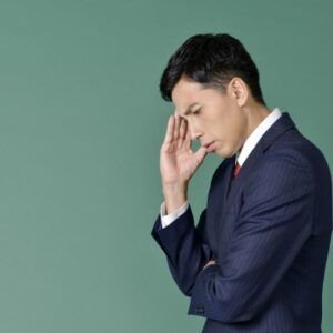 葬儀費用に悩む男性