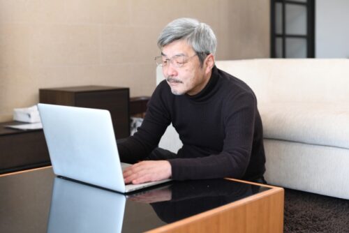 パソコンを使う高齢男性