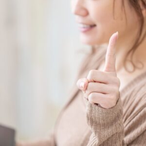 ポイントを指す女性