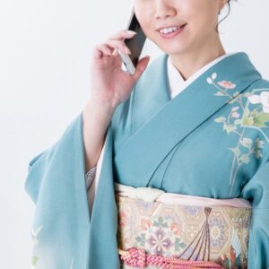 電話する和服の女性